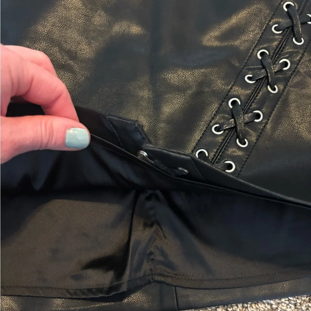 BLANKNYC Faux Leather Black Mini Skit - Picture 7 of 8